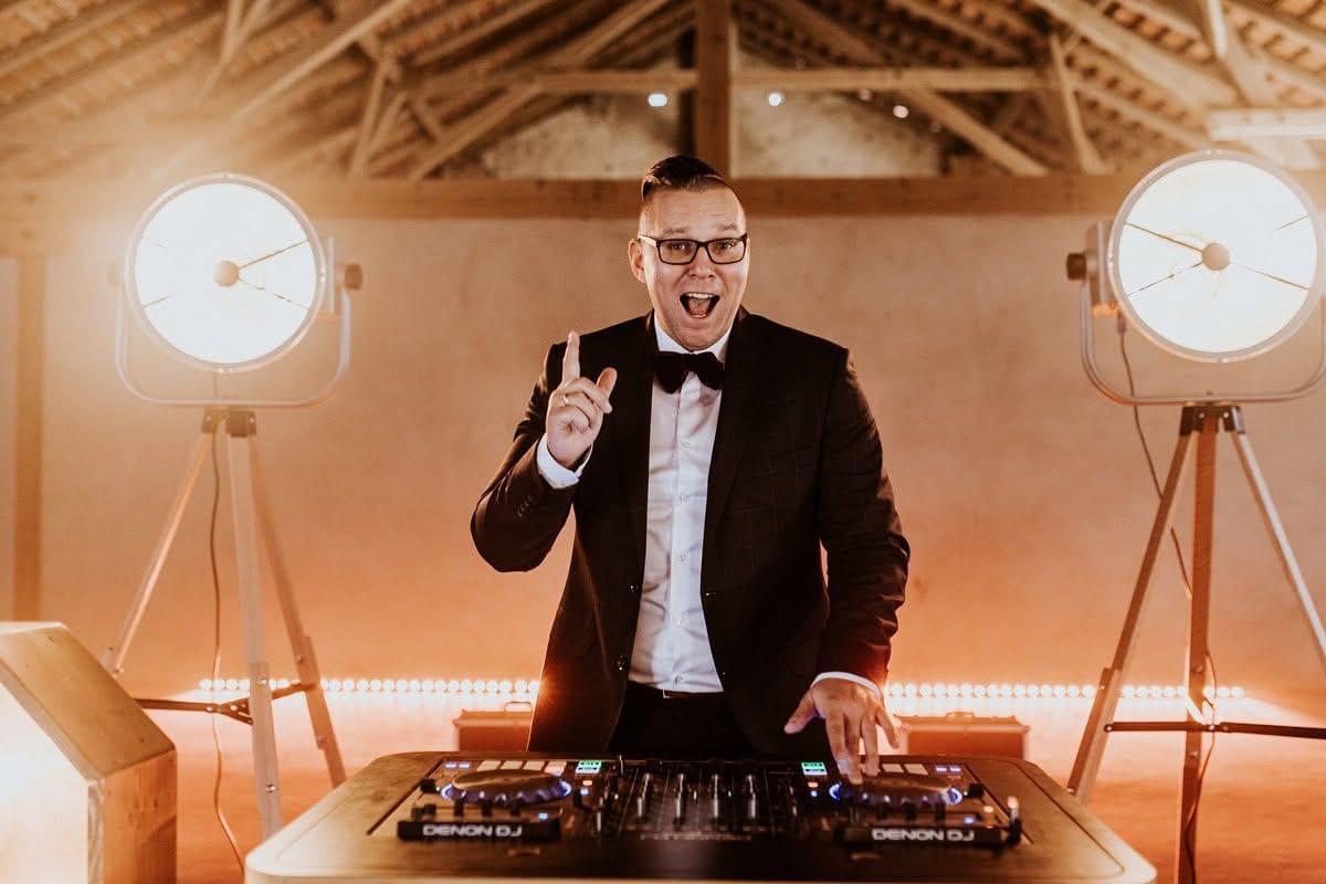 DJ Głośny przy konsolecie